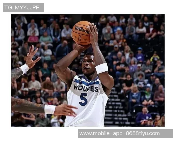 爱德华兹首节表现出色7投5中斩获12分并贡献1次抢断